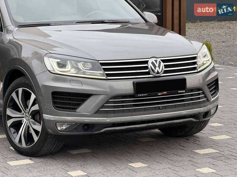 Внедорожник / Кроссовер Volkswagen Touareg 2015 в Ужгороде