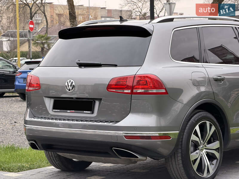 Внедорожник / Кроссовер Volkswagen Touareg 2015 в Ужгороде