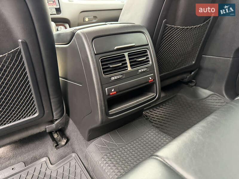 Внедорожник / Кроссовер Volkswagen Touareg 2015 в Ужгороде