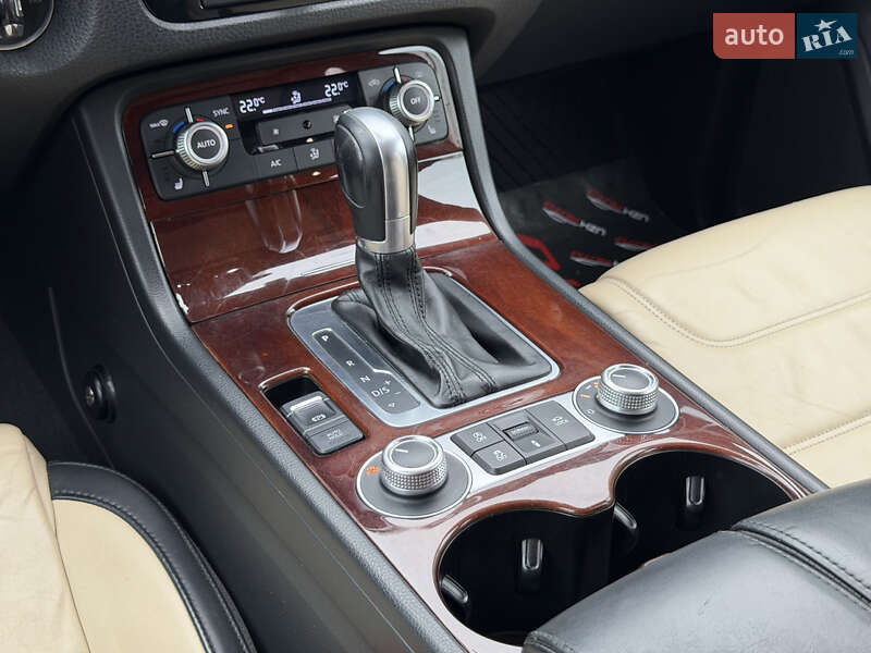 Внедорожник / Кроссовер Volkswagen Touareg 2015 в Ужгороде