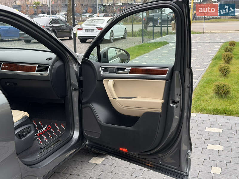 Внедорожник / Кроссовер Volkswagen Touareg 2015 в Ужгороде