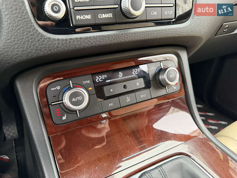 Внедорожник / Кроссовер Volkswagen Touareg 2015 в Ужгороде