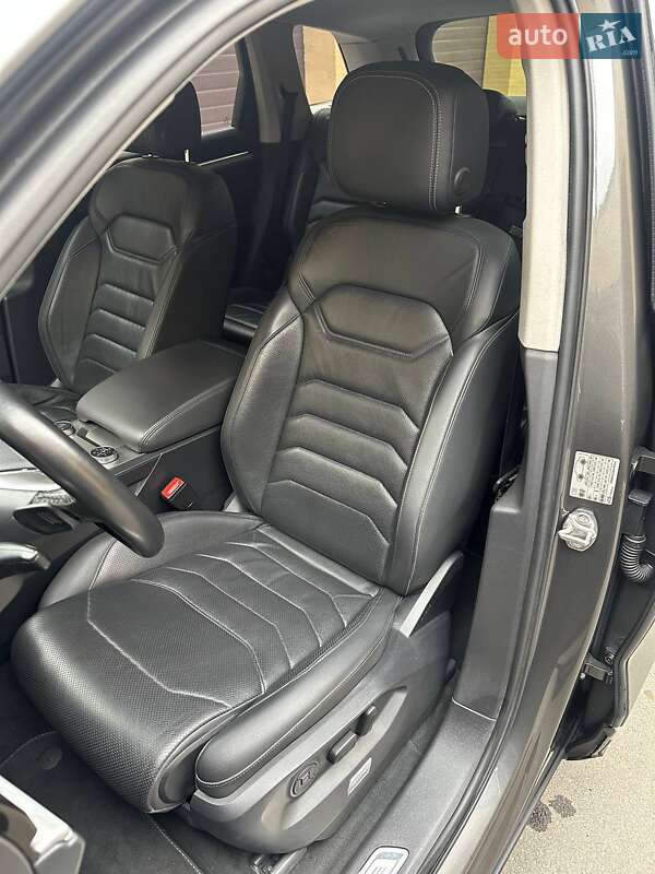 Внедорожник / Кроссовер Volkswagen Touareg 2019 в Миргороде