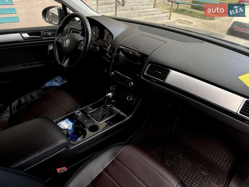 Внедорожник / Кроссовер Volkswagen Touareg 2011 в Сумах