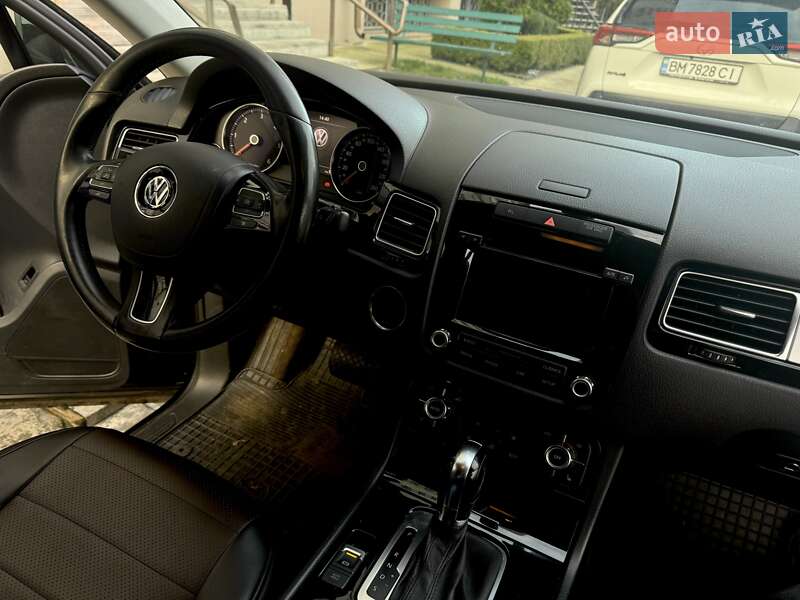 Внедорожник / Кроссовер Volkswagen Touareg 2011 в Сумах