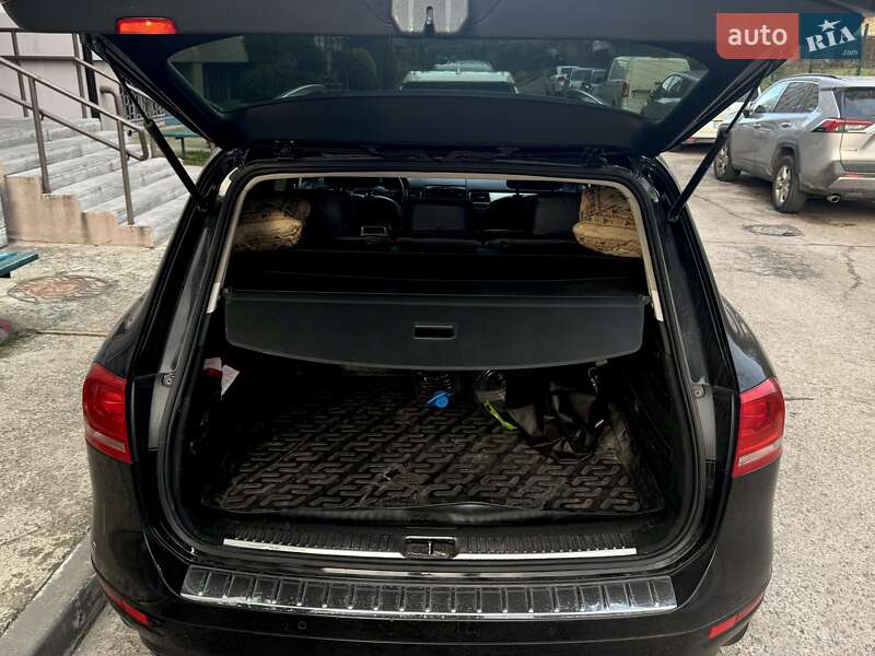 Внедорожник / Кроссовер Volkswagen Touareg 2011 в Сумах