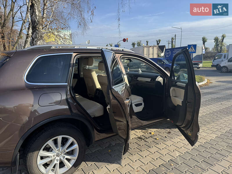 Внедорожник / Кроссовер Volkswagen Touareg 2013 в Вишневом