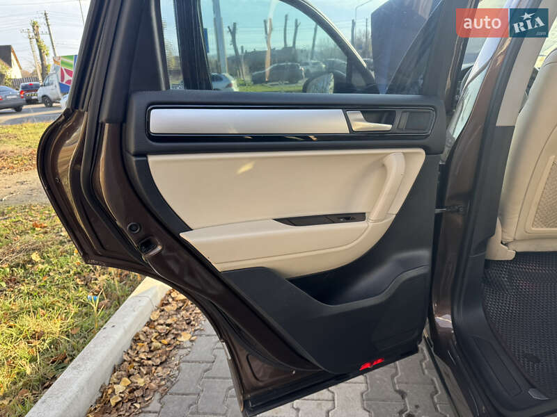 Внедорожник / Кроссовер Volkswagen Touareg 2013 в Вишневом