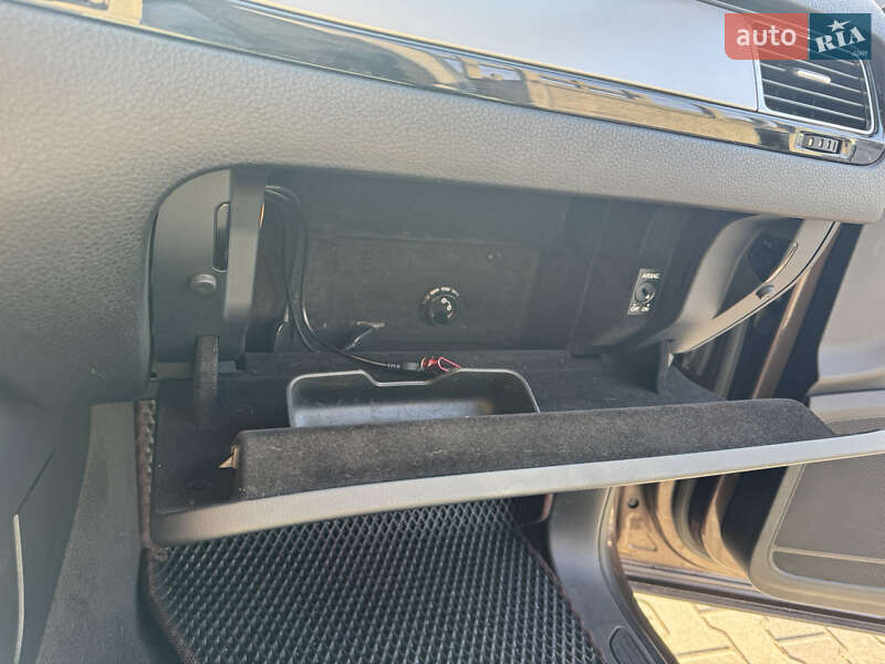 Внедорожник / Кроссовер Volkswagen Touareg 2013 в Вишневом