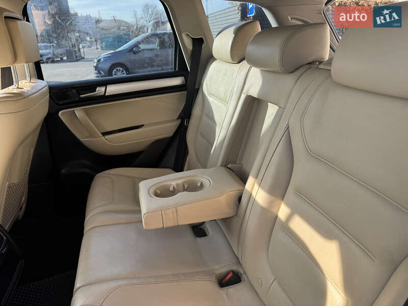 Внедорожник / Кроссовер Volkswagen Touareg 2013 в Вишневом