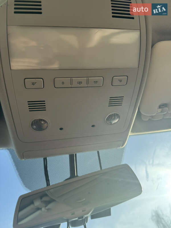 Внедорожник / Кроссовер Volkswagen Touareg 2013 в Вишневом