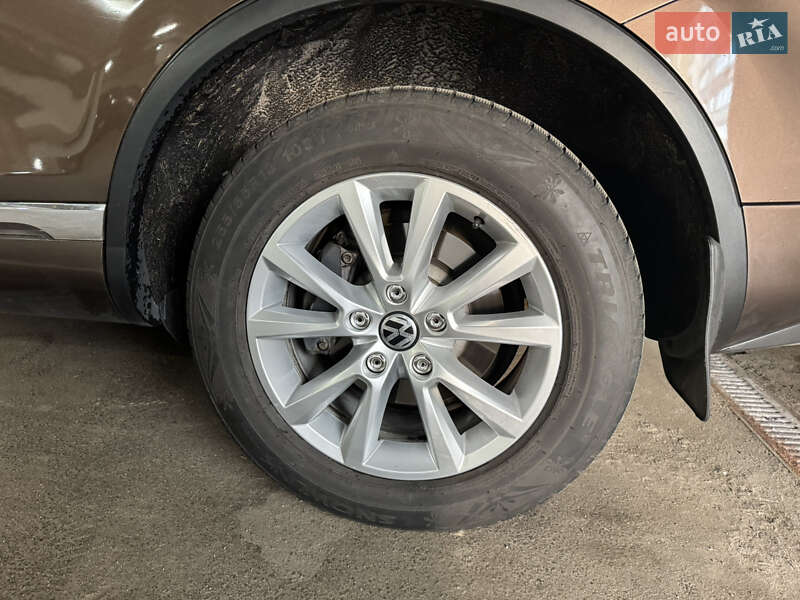 Внедорожник / Кроссовер Volkswagen Touareg 2013 в Вишневом