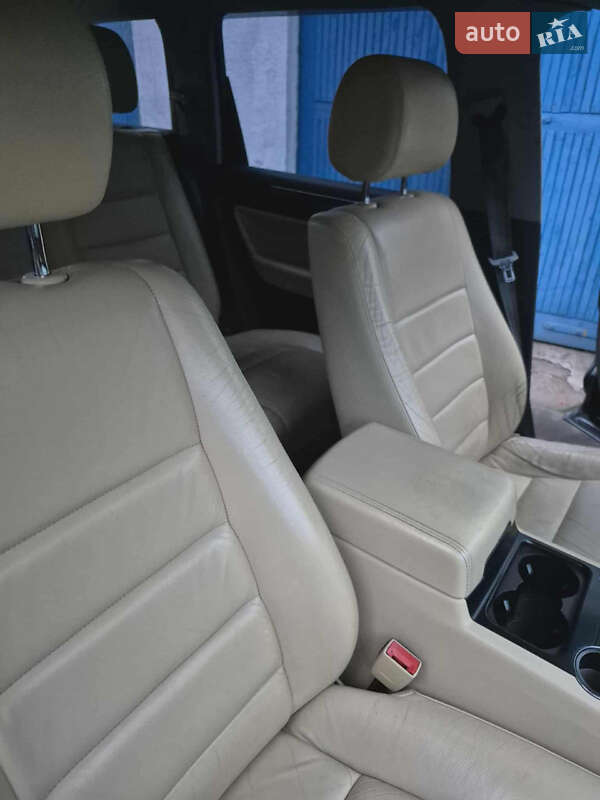 Внедорожник / Кроссовер Volkswagen Touareg 2008 в Львове