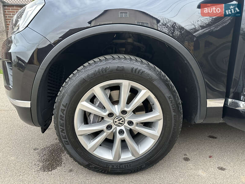 Внедорожник / Кроссовер Volkswagen Touareg 2017 в Киеве