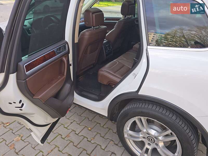 Позашляховик / Кросовер Volkswagen Touareg 2012 в Чернівцях