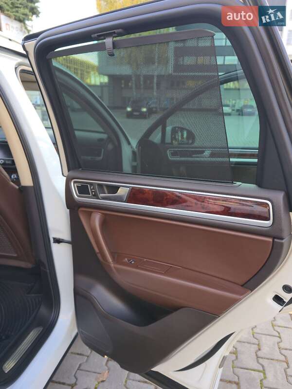 Позашляховик / Кросовер Volkswagen Touareg 2012 в Чернівцях