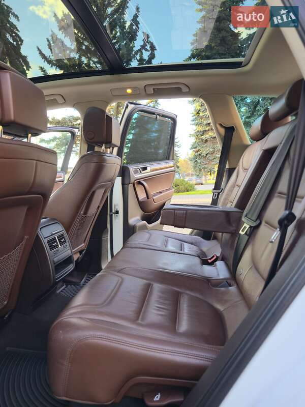 Позашляховик / Кросовер Volkswagen Touareg 2012 в Чернівцях