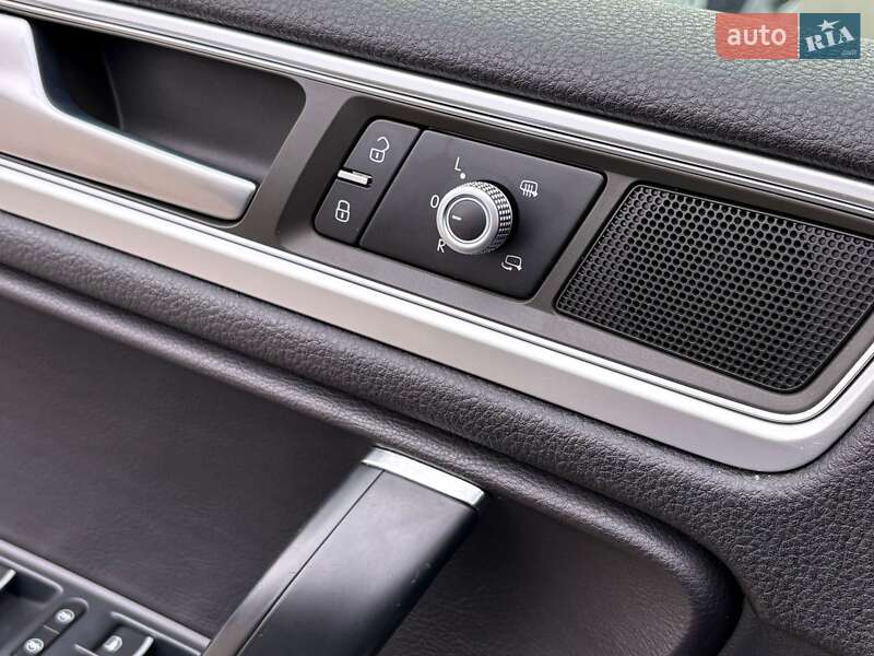 Внедорожник / Кроссовер Volkswagen Touareg 2015 в Киеве