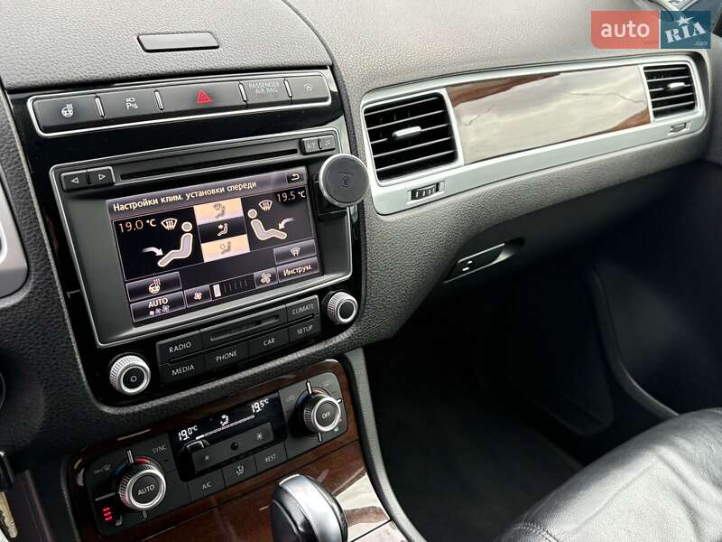 Внедорожник / Кроссовер Volkswagen Touareg 2015 в Киеве