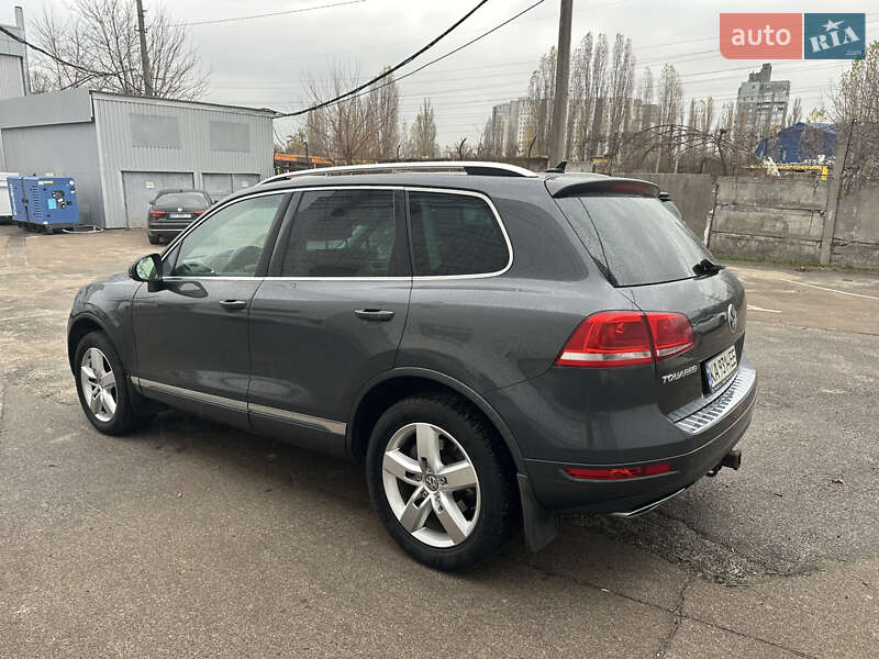 Внедорожник / Кроссовер Volkswagen Touareg 2013 в Киеве
