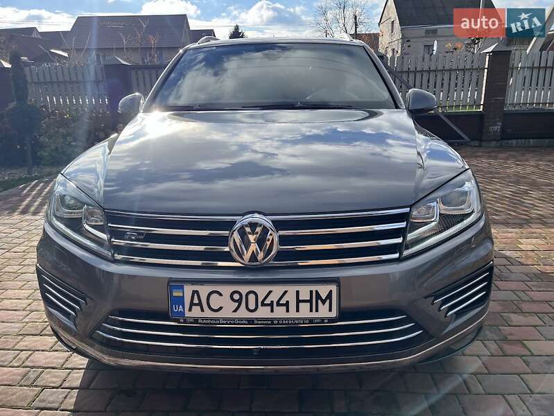 Внедорожник / Кроссовер Volkswagen Touareg 2016 в Луцке