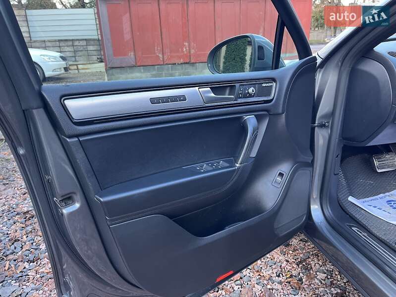 Внедорожник / Кроссовер Volkswagen Touareg 2016 в Луцке