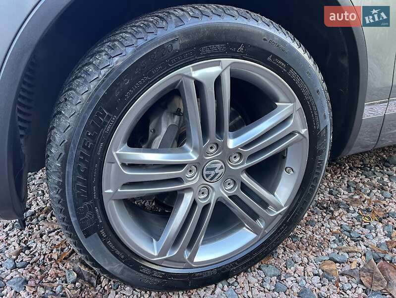 Внедорожник / Кроссовер Volkswagen Touareg 2016 в Луцке