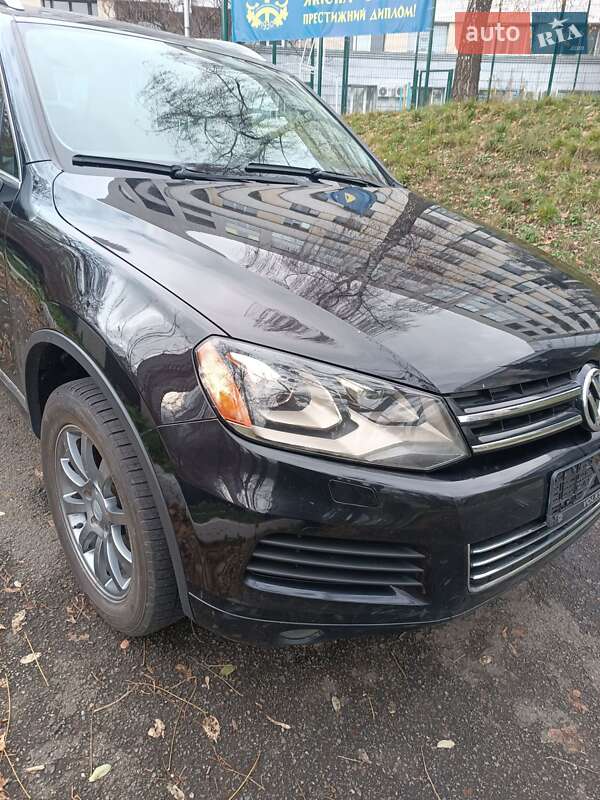 Позашляховик / Кросовер Volkswagen Touareg 2012 в Києві