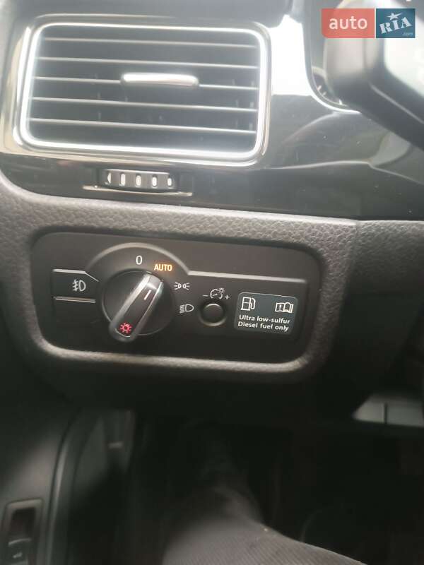 Позашляховик / Кросовер Volkswagen Touareg 2012 в Києві