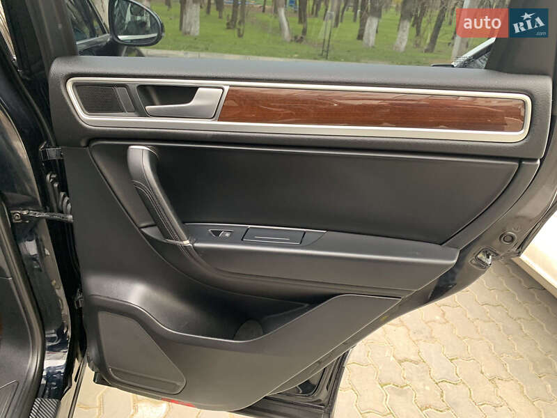 Внедорожник / Кроссовер Volkswagen Touareg 2016 в Одессе