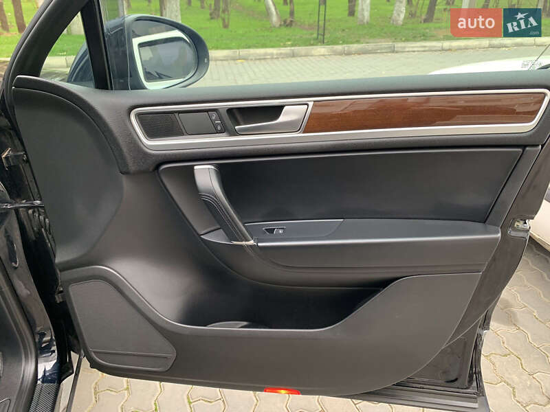 Внедорожник / Кроссовер Volkswagen Touareg 2016 в Одессе