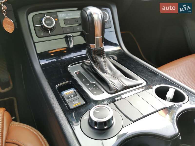 Внедорожник / Кроссовер Volkswagen Touareg 2013 в Хмельницком