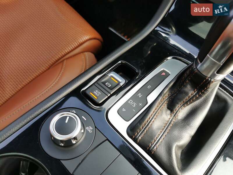 Внедорожник / Кроссовер Volkswagen Touareg 2013 в Хмельницком