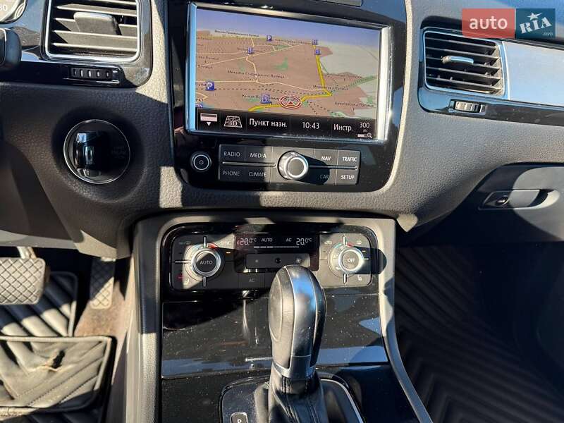 Внедорожник / Кроссовер Volkswagen Touareg 2013 в Ровно