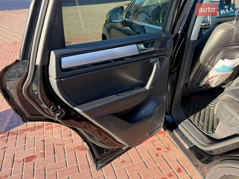 Внедорожник / Кроссовер Volkswagen Touareg 2013 в Ровно