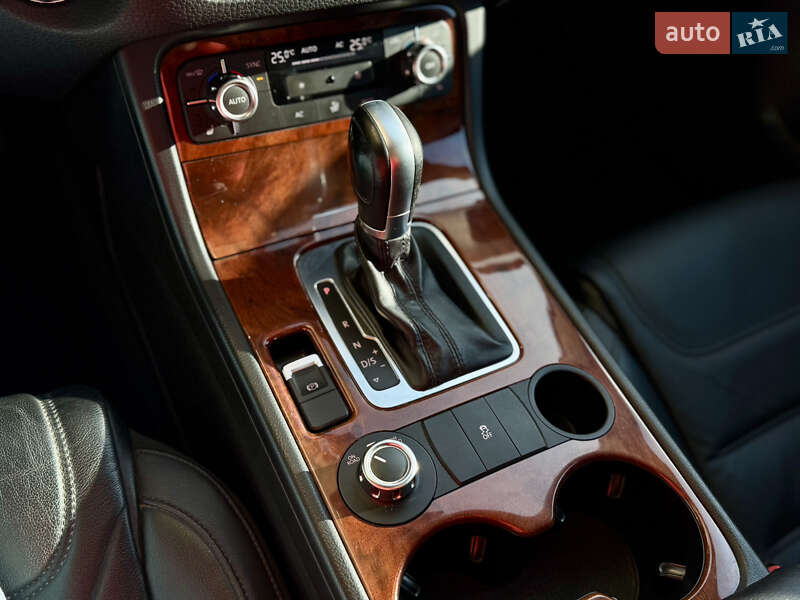 Внедорожник / Кроссовер Volkswagen Touareg 2013 в Киеве