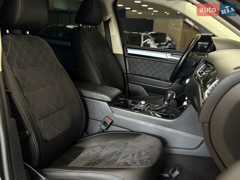 Внедорожник / Кроссовер Volkswagen Touareg 2015 в Николаеве