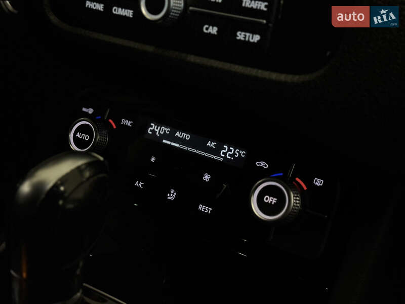 Внедорожник / Кроссовер Volkswagen Touareg 2015 в Николаеве