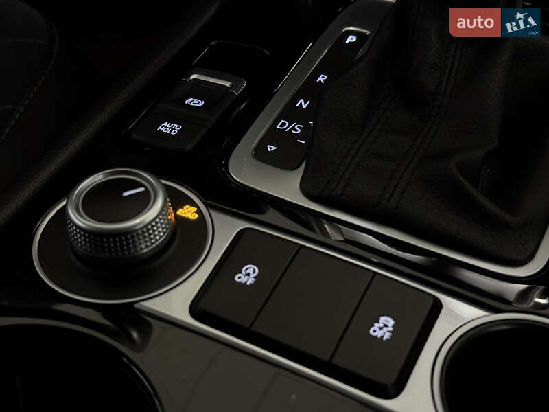 Внедорожник / Кроссовер Volkswagen Touareg 2015 в Николаеве