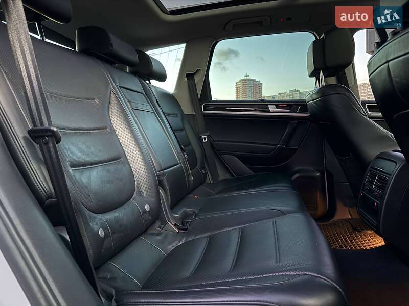 Внедорожник / Кроссовер Volkswagen Touareg 2012 в Киеве