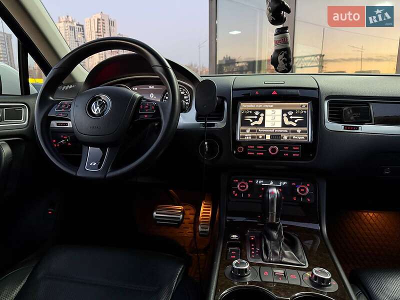Внедорожник / Кроссовер Volkswagen Touareg 2012 в Киеве