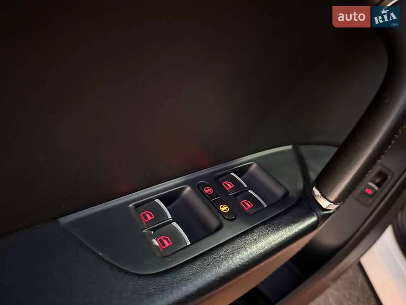 Внедорожник / Кроссовер Volkswagen Touareg 2012 в Киеве