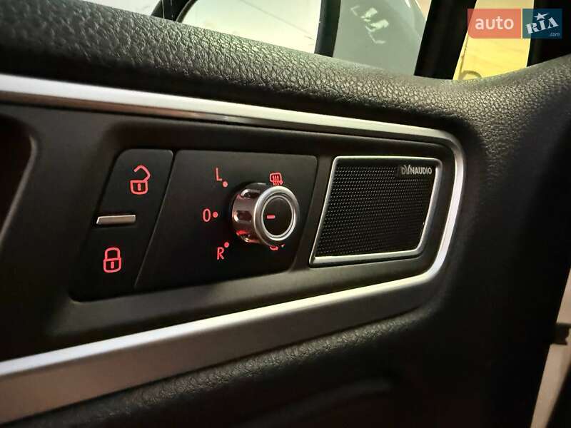 Внедорожник / Кроссовер Volkswagen Touareg 2012 в Киеве