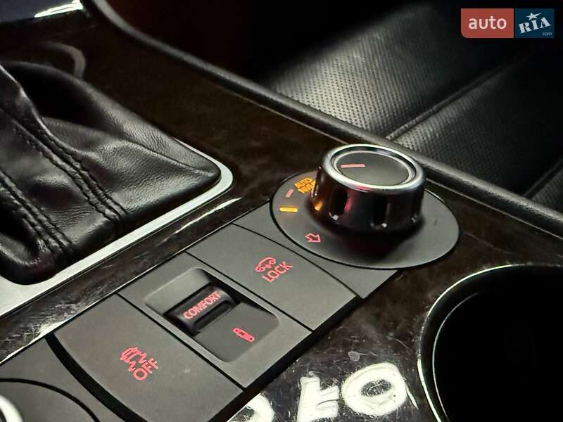 Внедорожник / Кроссовер Volkswagen Touareg 2012 в Киеве