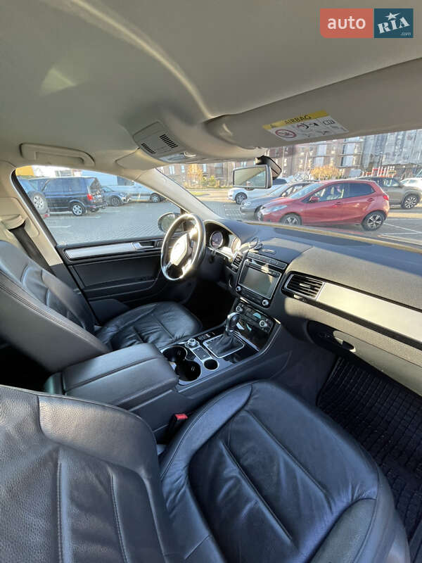 Внедорожник / Кроссовер Volkswagen Touareg 2015 в Луцке