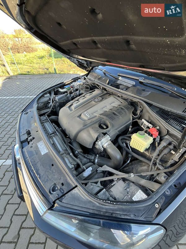 Внедорожник / Кроссовер Volkswagen Touareg 2015 в Луцке