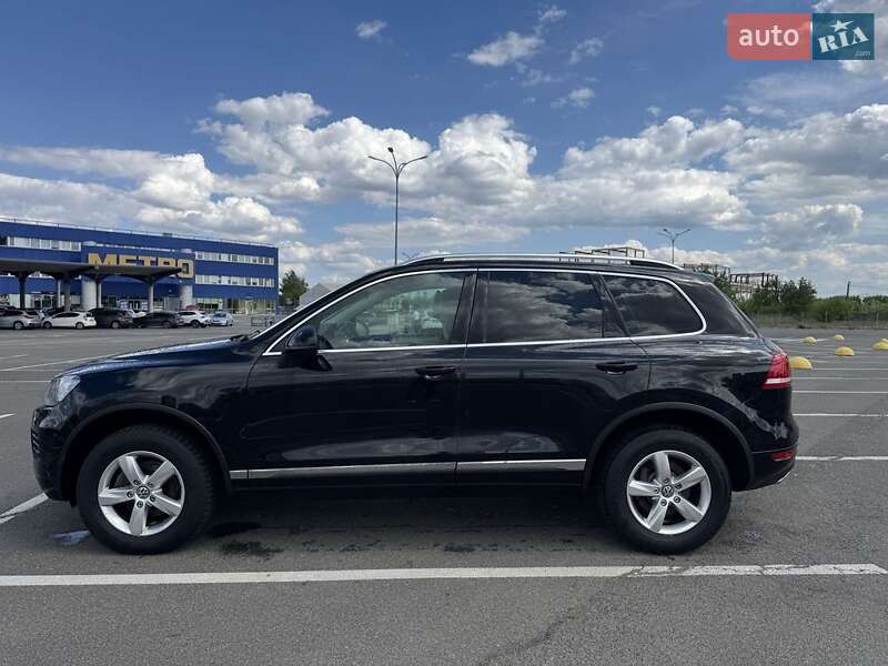 Внедорожник / Кроссовер Volkswagen Touareg 2014 в Киеве