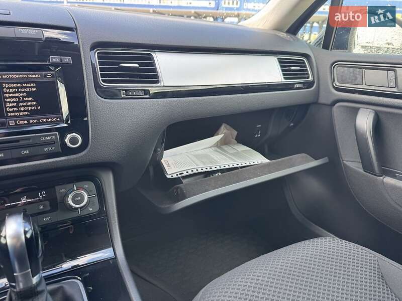 Внедорожник / Кроссовер Volkswagen Touareg 2014 в Киеве