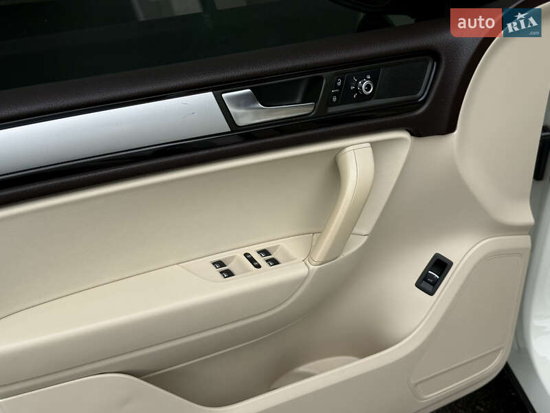 Внедорожник / Кроссовер Volkswagen Touareg 2011 в Одессе