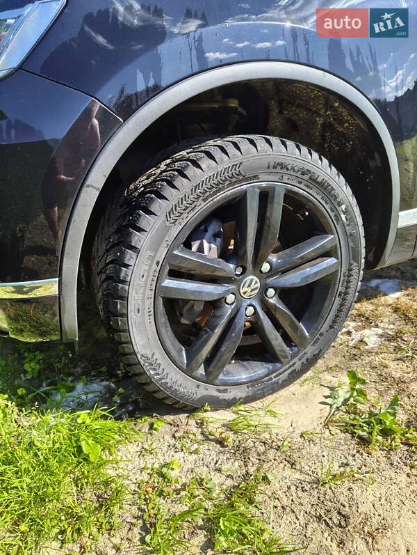 Внедорожник / Кроссовер Volkswagen Touareg 2015 в Ахтырке